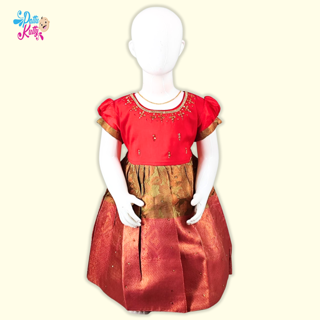 This Pattu Frockcomes in combination with Red Stone work top with Green printed skirt with Large border.
